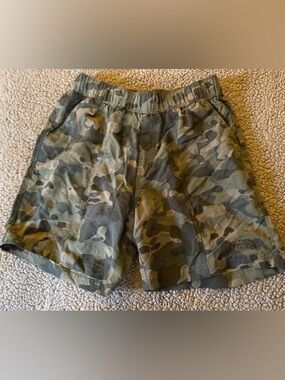 The North Face Green Camo Men's Hiking Elastic-Waist Shorts! Small!